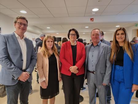 Od leve proti desni: Vladimir Prebilič (župan občine Kočevje), Urša Zgojznik (pripravljalka strategije), Dubravka Kalin (generalna direktorica Direktorata za turizem, MGTŠ), Franjo Naraločnik (župan občine Ljubno), Biljana Škarja (direktorica Razvojne agencije SAŠA).